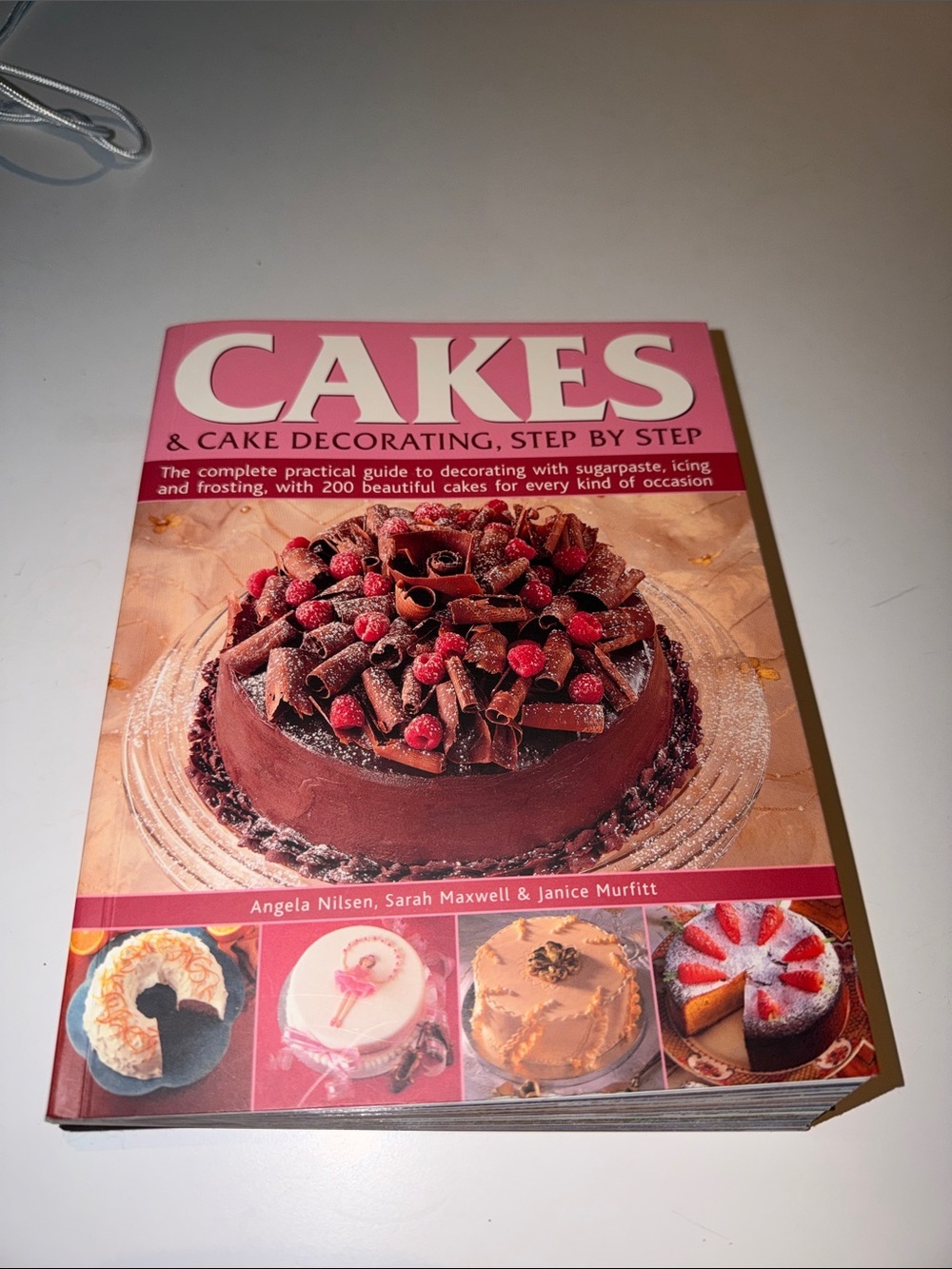 Cakes & Cake Decorating, Step by Step